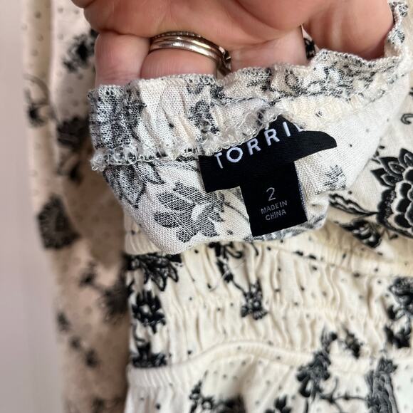 Torrid Peasant Blouse Size 2 Smocked Waist Long Sleeve Floral Black White - Picture 7 of 10